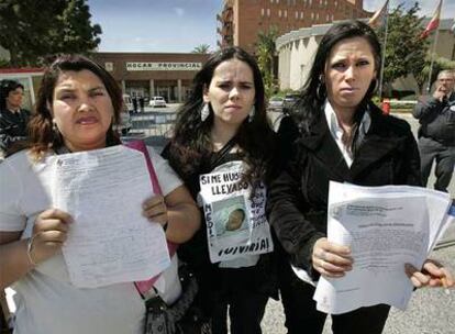 A la derecha, Sandra Torres, madre del niño fallecido, ayer, en la protesta ante el centro.