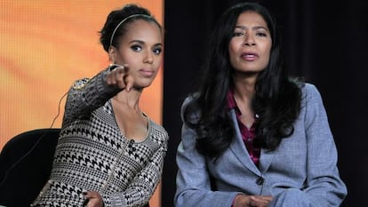 La actriz Kerry Washington y la co productora ejecutiva de la serie de televisión 'Scandal' Judy Smith.