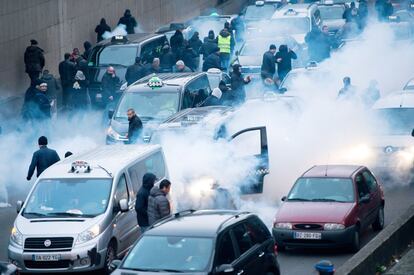 Policies antidisturbis i taxistes a la perifèria de París aquest dimarts.