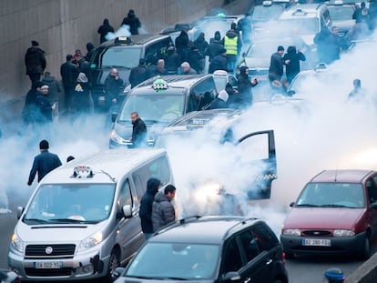 Policies antidisturbis i taxistes a la perifèria de París aquest dimarts.