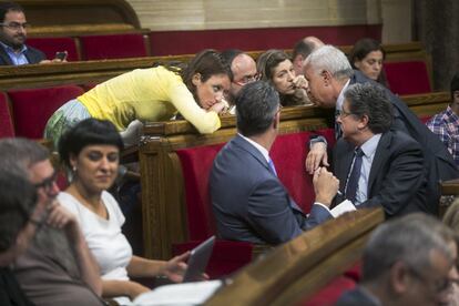 La diputada del PP Andrea Levy conversa amb companys del seu partit durant la sessió parlamentària.
