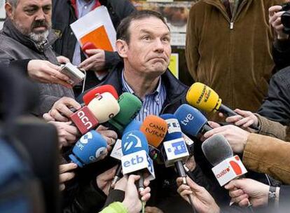 Juan José Ibarretxe, tras votar en el colegio de la Milagrosa, en Llodio, su localidad natal.