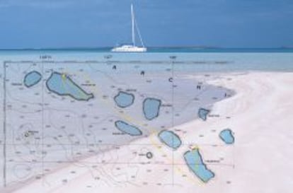 Imagen de un catamar&aacute;n y mapa de algunas islas polinesias.