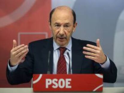El secretario general del PSOE, Alfredo Pérez Rubalcaba, se reúne hoy en el Congreso de los Diputados con los secretarios generales de UGT, Cándido Méndez, y CCOO, Ignacio Fernández Toxo, para estudiar medidas para salir de la crisis económica y social. EFE/Archivo