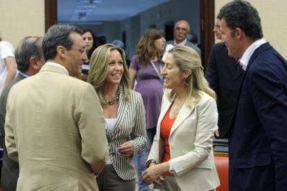 La ministra de Sanidad, Trinidad Jiménez, tras una comparecencia en el Congreso. A su lado, Ana Pastor, del PP.