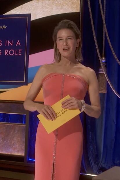 Renée Zellweger presentó el premio a mejor actriz principal, que se llevó Frances McDormand, con un vestido palabra de honor en tono coral con bordados.


 