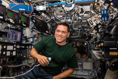 Frank Rubio dentro del módulo de laboratorio Destiny de la Estación Espacial Internacional, el 3 de noviembre de 2022.