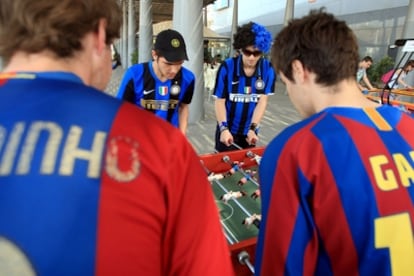 El Ayuntamiento habilita futbolines en la zona del Maremágnum para entretener a los seguidores del Inter.