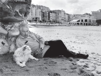 Álvaro Mutis, en la playa de Biarritz en 1995.