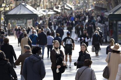 Varias personas pasean por la Rambla de Barcelona, la semana pasada