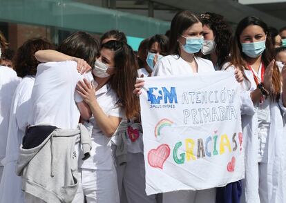 Personal sanitario durante el acto de cierre del hospital de campaña del recinto ferial de Ifema.