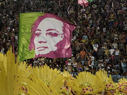 Bandeira com o rosto de Marielle Franco no desfile da Mangueira.