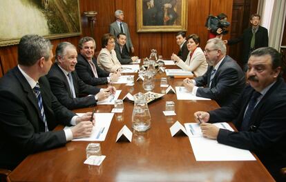 10 de abril de 2006.<br>Reunión del presidente de la Diputación de Málaga, Salvador Pendón, con miembros de los demás partidos políticos para tratar el nombramiento de una comisión gestora debido a la detención de la alcaldesa Marisol Yagüe y otros concejales en la 'operación Malaya'.