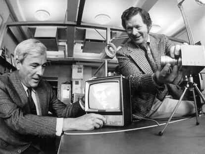 Willard Boyle, a la izquierda, y George Smith prueban un sensor CCD en 1970 en los laboratorios Bell.