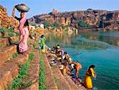 Mujeres lavando ropa en el lago de Bhutanatha, en Badami (Karnataka), donde se asentaron los chalukyas hace 1500 años.