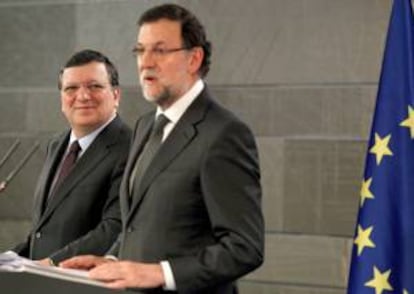 El presidente del Gobierno, Mariano Rajoy (d), y el presidente de la Comisión Europea, José Manuel Durao Barroso, en el Palacio de la Moncloa.