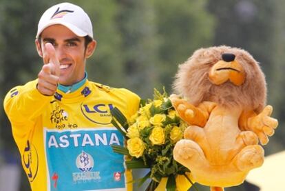El ciclista español Alberto Contador celebra en el podio de París la consecución de su tercer Tour de Francia