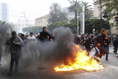 Manifestantes huyen de la policía antidisturbios en el centro de Túnez capital