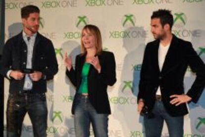 Los jugadores Sergio Ramos y Cesc F&aacute;bregas, junto a la presidenta de Microsoft en Espa&ntilde;a, Mar&iacute;a Gara&ntilde;a, durante el lanzamiento de la Xbox One. El acto tuvo lugar en una carpa en la Plaza de Col&oacute;n, en Madrid.