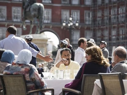 Turistas en las terrazas de la Plaza Mayor de Madrid