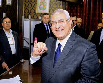 El Presidente interino Adly Mansour muestra sus dedos manchados de tinta después de emitir su voto en una mesa electoral en el Cairo, Egipto. 