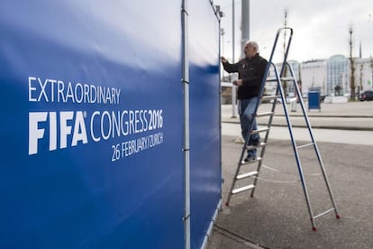 Un operario da los &uacute;ltimos retoques al cartel del Congreso de la FIFA en Z&uacute;rich. 