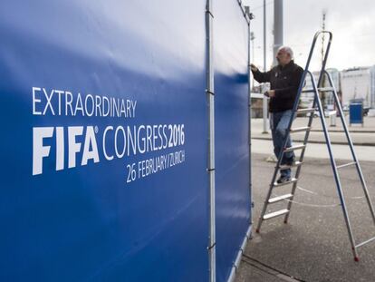 Un operario da los &uacute;ltimos retoques al cartel del Congreso de la FIFA en Z&uacute;rich. 