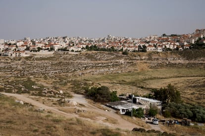 Una vivienda palestina frente al asentamiento israelí de Pisgat Zev, al este de Jerusalén.