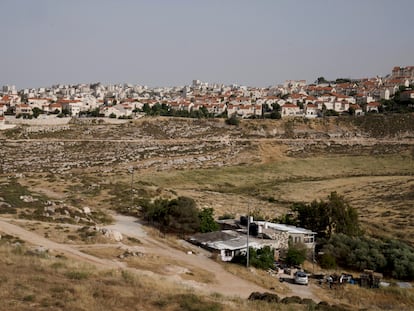 Una vivienda palestina frente al asentamiento israelí de Pisgat Zev, al este de Jerusalén.