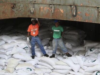 Dos hombres en una bodega del barco norcoreano Chong Chon Gan.