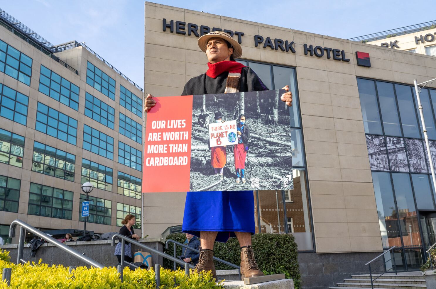 Pedro Velasco protesta frente al lugar donde se llevó a cabo la asamblea general anual de Smurfit Kappa en Dublín (Irlanda) en abril de 2022.