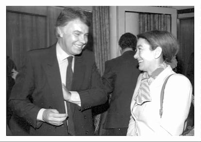 Felipe González, President of the Government, and Cristina Alberdi, Minister of Social Affairs, talk on March 12, 1995.