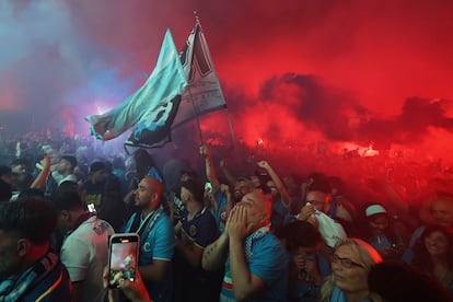 Los fans del Nápoles celebran mientras ven el partido desde las pantallas gigantes de la Plaza del Plebiscito.