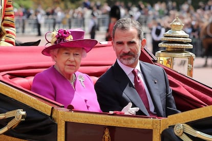 La reina Isabel II junto al rey Felipe VI llegan al Buckingham Palace.