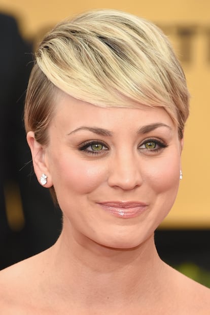  

	Flequillo liso lateral. Kaley Cuoco apuesta por el pelo corto y el flequillo largo. Una opción versátil que se puede peinar hacia un lado (como en la foto) o en forma de tupé.