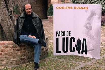 Paco de Lucía, ayer en Toledo, junto al cartel promocional de su nuevo disco.