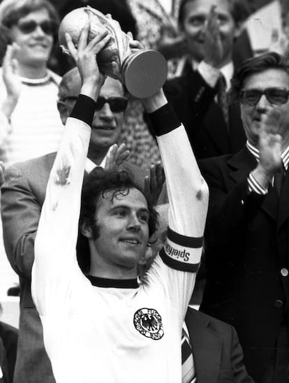 Beckenbauer levanta la Copa del Mundo del año 1974, cuya final enfrentó a Alemania Federal con Países Bajos. 