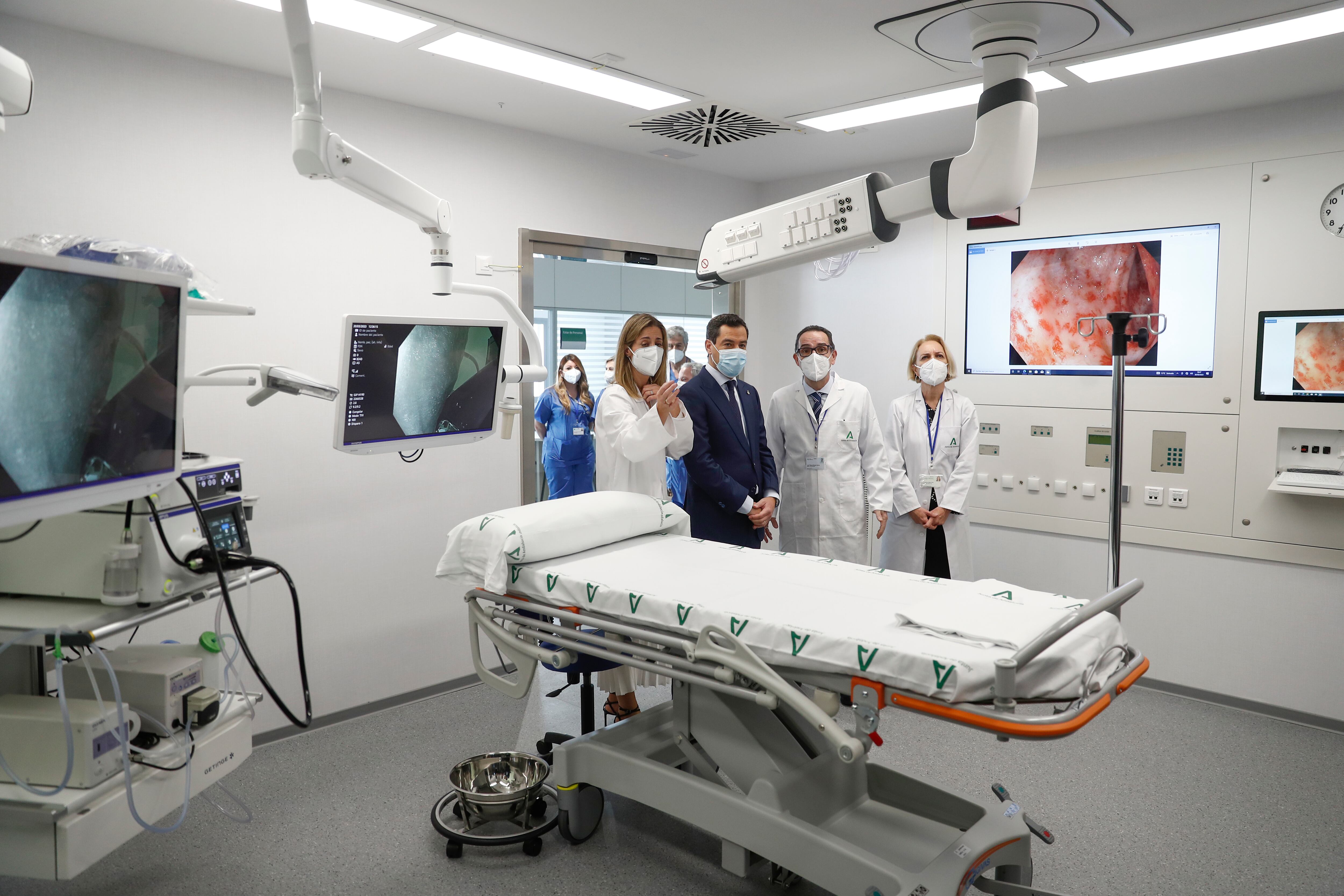 El presidente andaluz, Juan Manuel Moreno, en uno de los quirófanos del Hospital Vigil de Quiñones de Sevilla, en 2023.