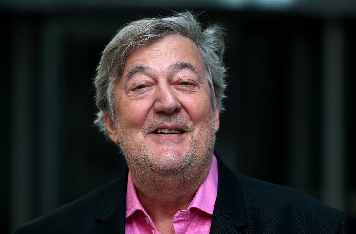 Actor Fry El actor Stephen Fry acusa a la inteligencia artificial de ‘robarle’ su ...