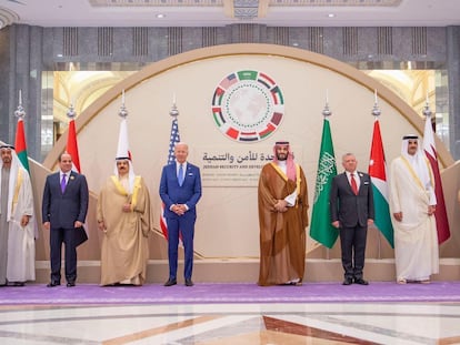 Joe Biden y Mohamed Bin Salmán (en el centro), junto a representantes de varios países del Golfo, este sábado en Yeda (Arabia Saudí).