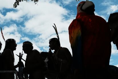 Indígenas waorani durante un evento para promover el voto por el 'Sí' a mantener el crudo en el subsuelo, el 14 de agosto en Quito.