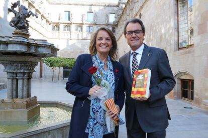 Artur Mas i Helena Rakosnik complint la tradici del llibre i la rosa.