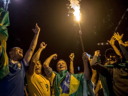Simpatizantes de Jair Bolsonaro celebran su victoria en las elecciones presidenciales de 2018, en São Paulo (Brasil).
