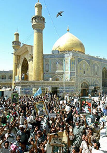 Centenares de voluntarios forman un escudo humano para proteger a Al Sáder ante la mezquita de Alí en Nayaf.