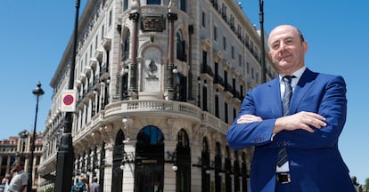 José Antonio Fernandez Gallar, consejero delegado de OHLA, ante el edificio Canalejas de Madrid, remodelado y explotado por la compañía.
