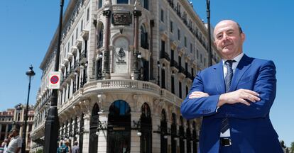 José Antonio Fernandez Gallar, consejero delegado de OHLA, ante el edificio Canalejas de Madrid, remodelado y explotado por la compañía.