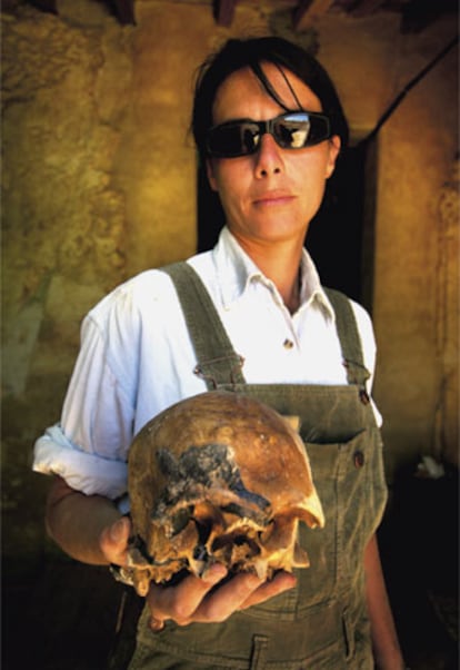 Marga Conde sostiene uno de los cráneos conocidos como "Los Beatles"