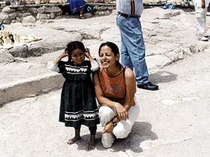 Denisse Ruiz, coautora de la carta, con una niña tarahumara en Divisadero.