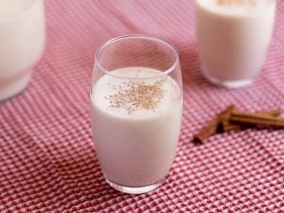 Un vaso de horchata de arroz.