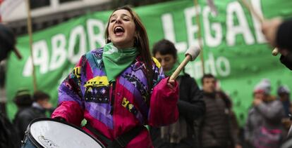 Protesta a favor del aborto frente al Congreso, en Buenos Aires.
